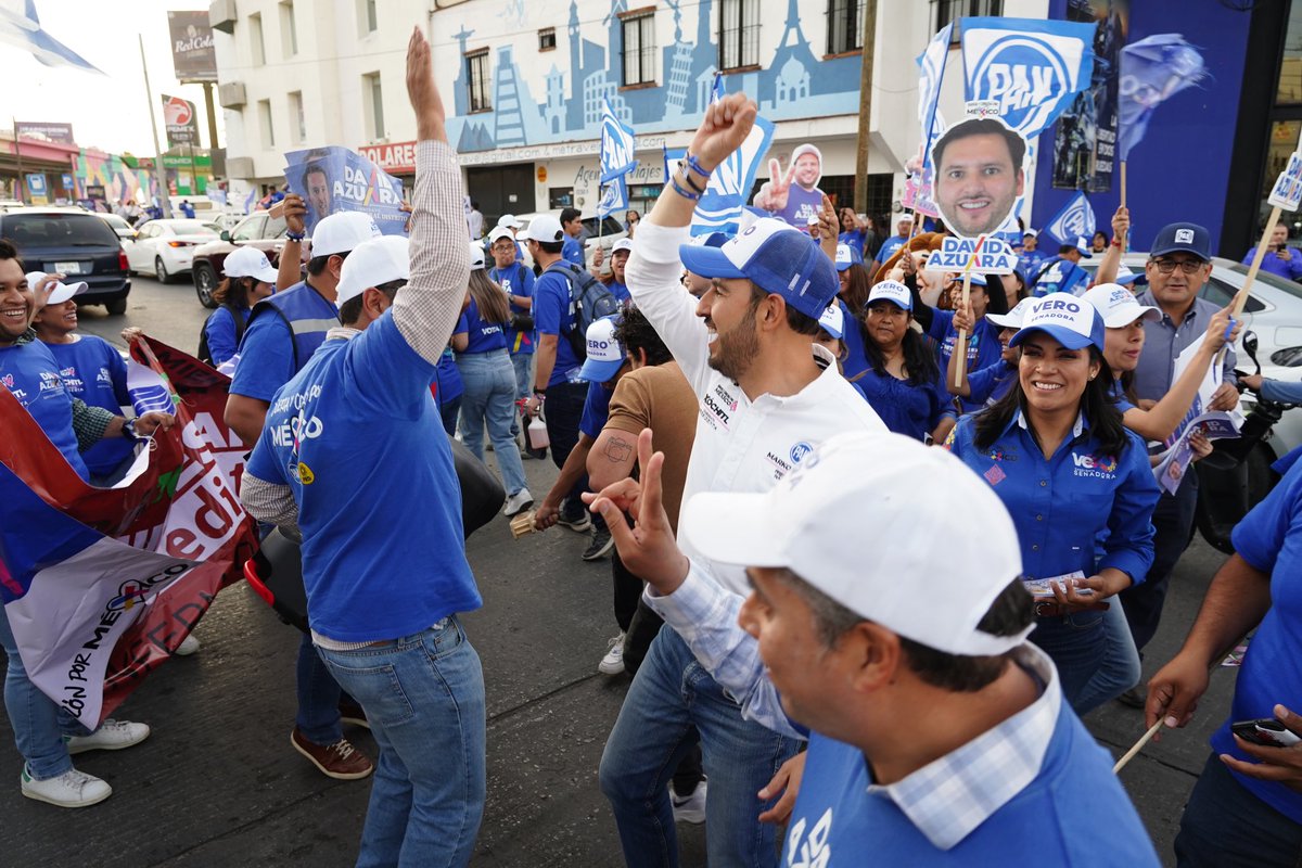MarkoCortes's tweet photo. En las calles de #SanLuisPotosí se siente la esperanza del cambio, de un mejor México y que al fin el estado tendrá grandes representantes en el Congreso con @VeronicaRdzSLP y @DavidAzuaraSLP.

¡#LlegóLaHora del cambio! https://t.co/EybFfT8Ahr