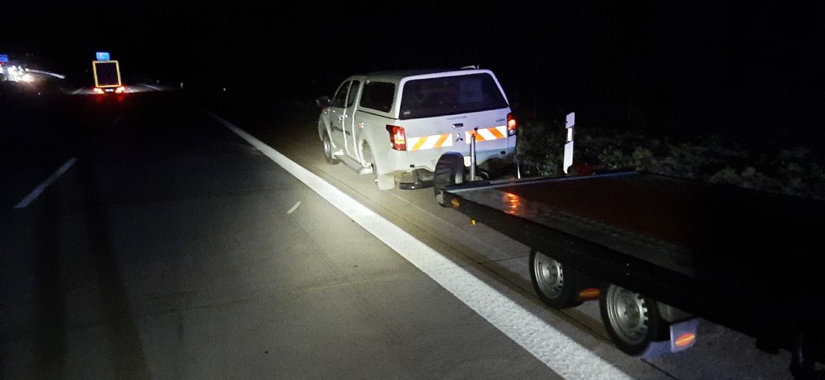 PolizeiSachsen's tweet photo. 03:08 Uhr Bei etwa 80km/h löst sich bei diesem Gespann auf der Autobahn das gesamte Rad in seine Einzelteile auf. Der Fahrer blieb zum Glück unverletzt. #ddlive https://t.co/AmoWeKzymq