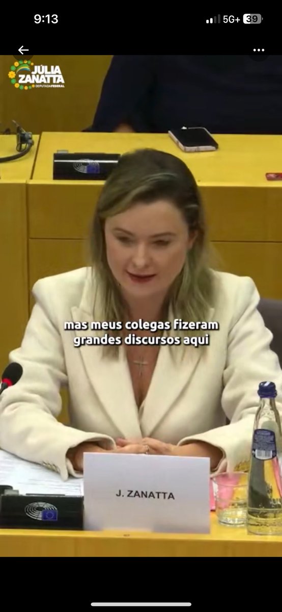 Será que foi por isso que no parlamento europeu a deputada não usou a tiara? Cs veem aquela bandeira lá atrás das meninas de tiara?