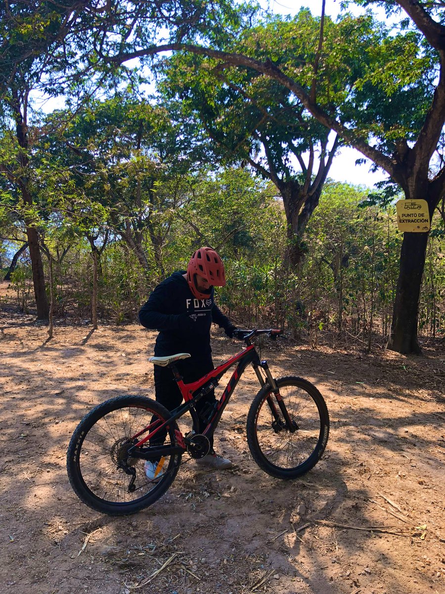 Wessdaa3's tweet photo. El lugar donde te olvidas de todo el mundo acido que gira a tu alrededor 🚵⚡️ https://t.co/FylXxdomuS