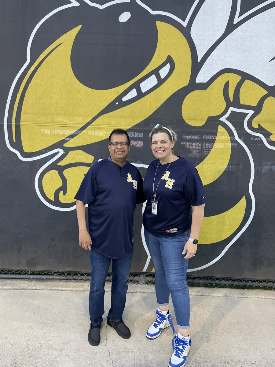 Twinning with the big boss <a href="/MASerrano20/">Miguel Angel Serrano, Ph.D.</a> at the <a href="/Heights_BSB/">Arlington Heights Baseball</a> game! Ayyy Heights! 

@MrsWeeksAHHS <a href="/HeightsFWISD/">Arlington Heights High School</a>
