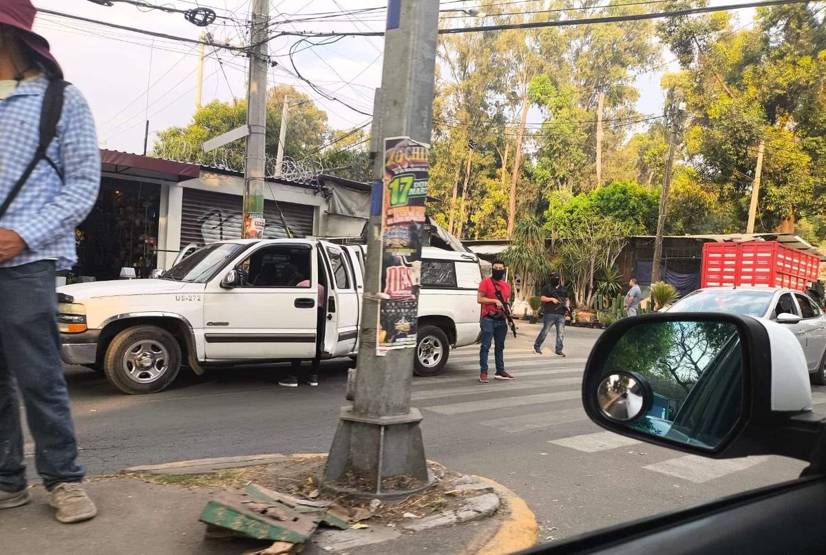 Inaudito lo qué pasa en Xochimilco. Personas armadas en la zona del bosque Nativitas, tomen precauciones y eviten la zona 🙏 la noria cerrada.