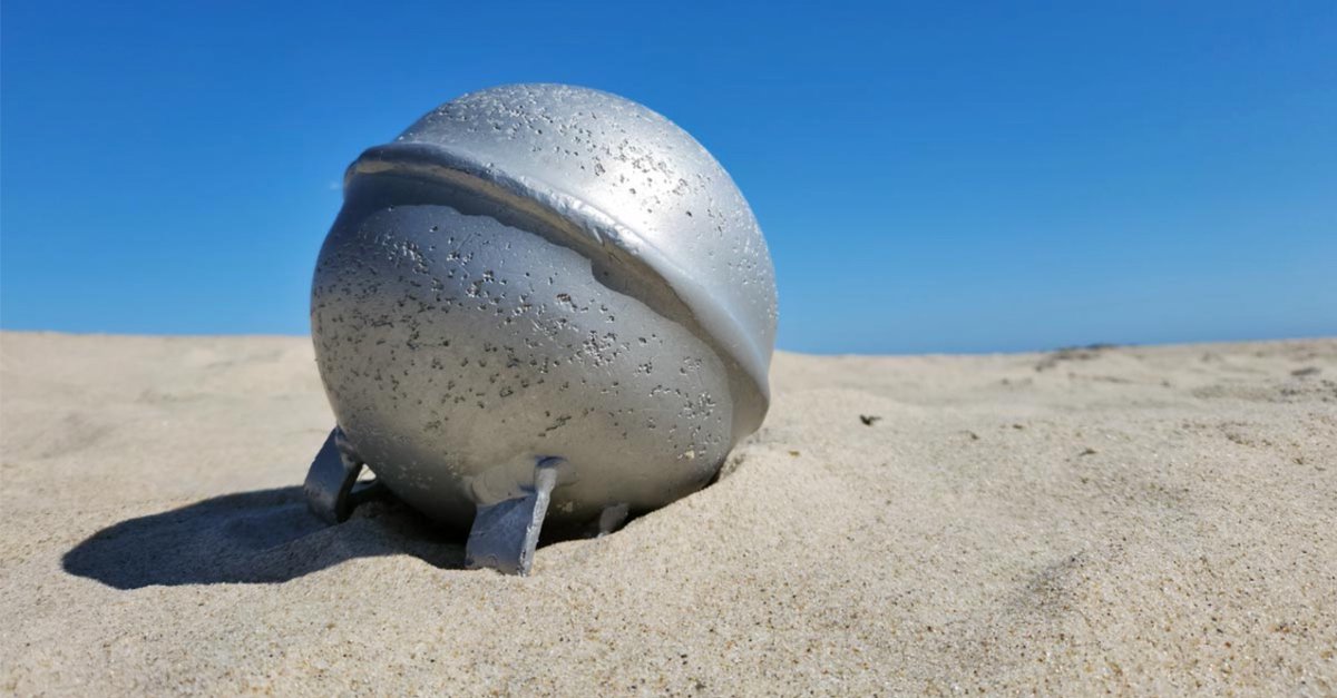 2/2:…. (and she hasn’t yet shed her old coat). On the south beach an aluminium fishing float glows, burnished to silver by windblown sand. Photos Zoe Lucas.
For more about Sable Island: sableislandinstitute.org
#SableIsland #SableIslandwx #nswx #NorthAtlantic #sableislandnpr