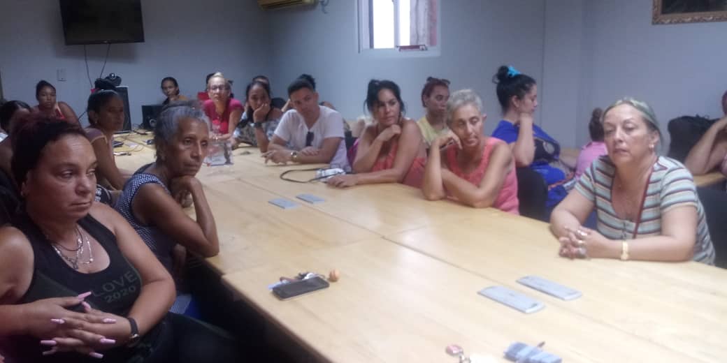 Oscar_CubaTSP's tweet photo. Visité la sede de @DpjGranmaMinjus e intercambiamos con sus directivos y colectivo laboral sobre el perfeccionamiento del sistema de trabajo para cumplir nuestras funciones. También revisamos el uso del scanner y la marcha de la digitalización del Registro Civil. @Minjus_Cuba https://t.co/I7daUMTzpo