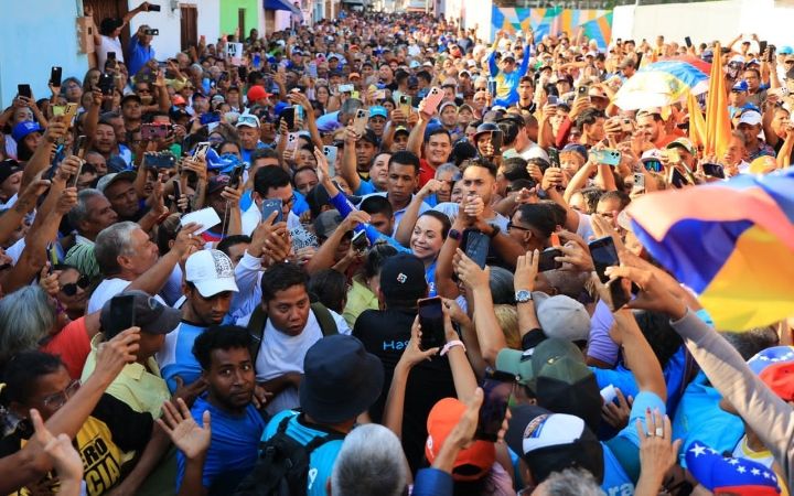 AraguaPregona's tweet photo. Aragua recibió a @MariaCorinaYA por todo lo alto, vecinos de San Sebastián y municipios vecinos se volcaron a aclamar a la Candidata Unitaria electa en la Elección Primaria del #22Oct23 y a quien acompañarán #HastaElFinal #ConVzla https://t.co/ejZBtB5uEm