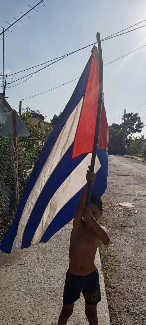 🎶(...) Tengo un poder soberano Que me lo dio la sábana De cantarle a la mañana Brindándole mi saludo A la palma, al escudo Y a mi bandera cubana(...) #ConDeZurdaVoy #DeZurdaTeam #Cuba que linda es 🇨🇺 quien la defiende ... Cómo dice ?