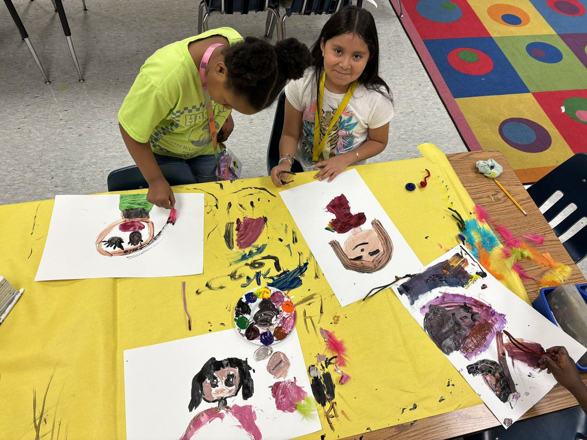 Today’s 3rd grade art club kiddos experimented with self portraiture by using unconventional “paintbrushes” (pipe cleaners and feathers) 🪶 🎨 #MyAldine #MiAldine #HearCarterGrowl @AldineArt @AldineISD @NewmanKaileigh @Carter_AISD @drgoffney