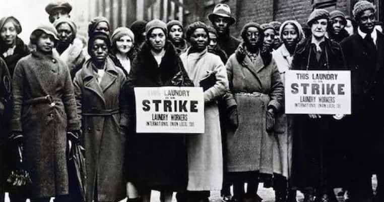 Photograph taken of the 1881 washerwomen strike, in which Black laundresses went on strike for better wages and established themselves as integral parts of the South’s economy. Learn more at: buff.ly/43ZBaG5 . #FlashbackFriday