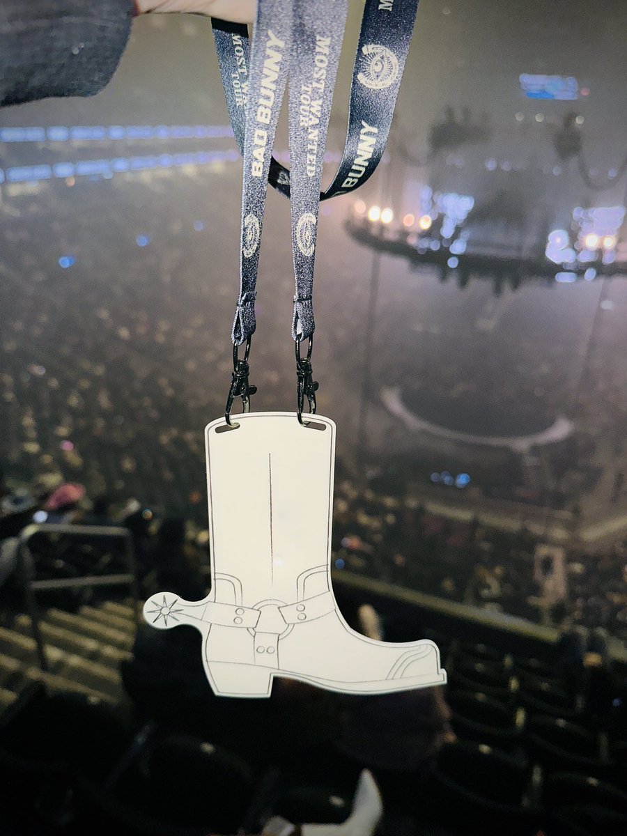 LiLWiL612's tweet photo. No @Yankees, #Benito #BadBunny not a bad plan B @barclayscenter #Bklyn He killin em wit the merch and these drinks! this a double @Hennessy ๐ฉ#DaddyDaughter #SpoiledKid #ConcertSwag #AlwaysReppin #RepBX https://t.co/J9WSaSSnLN