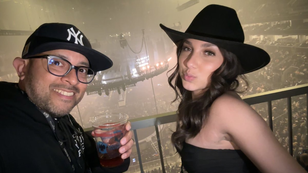 LiLWiL612's tweet photo. No @Yankees, #Benito #BadBunny not a bad plan B @barclayscenter #Bklyn He killin em wit the merch and these drinks! this a double @Hennessy ๐ฉ#DaddyDaughter #SpoiledKid #ConcertSwag #AlwaysReppin #RepBX https://t.co/J9WSaSSnLN