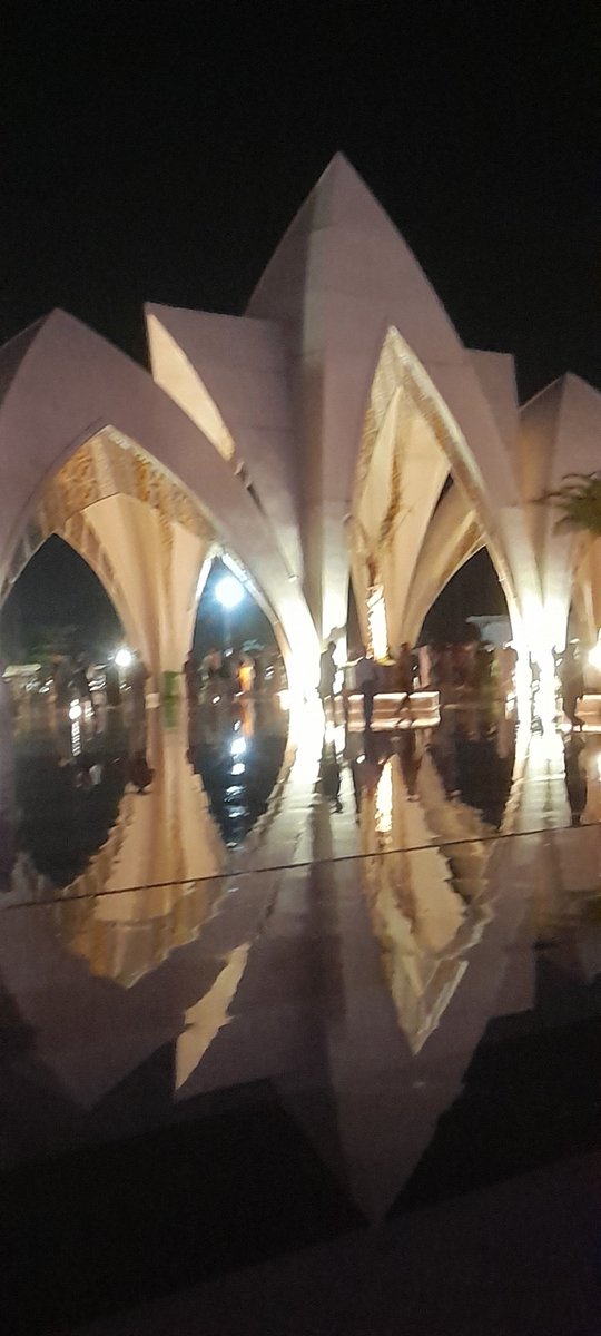 Setelah magrib berangkat dari jatinangor rencana langsung mau ke ciparay. Berangkat 2 mobil namun di tengah jalan memutuskan untuk singgah sholat Isya ke Mesjid megah Al Jabar di kota bandung. Sampai di pintu masuk di kasih karcis parkir. Dari jauh sudah begitu kagum dengan