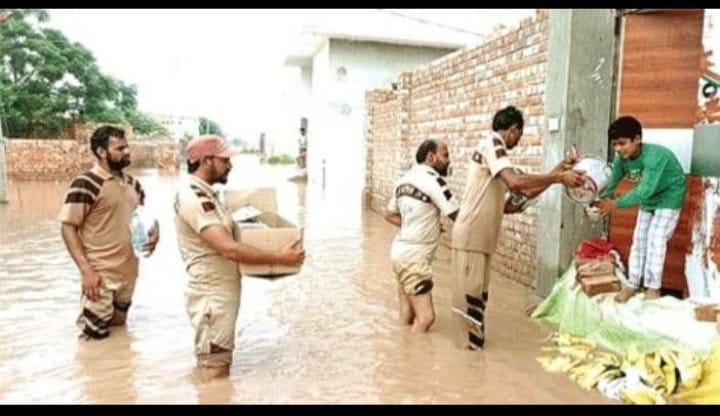 In this era of selfishness,when no body has time for others.

The volunteers of dera sacha sauda are always ready for welfare works.

They reaches at the damaged places and serves for humanity with the guidance of Saint Dr MSG Insan. #DisasterManagement