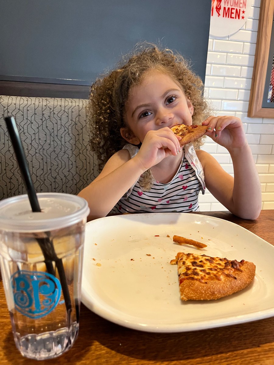 Daddy/Daughter Date Night. Girl eats like her Dad 🤣