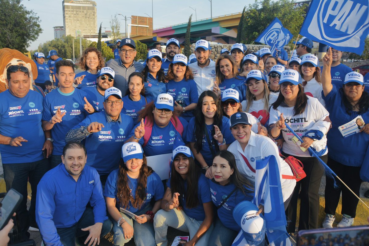 VeroRdzSLP's tweet photo. En las calles de San Luis Potosí ya se sabe que la opción para cambiar México es este equipo ganador encabezado por @XochitlGalvez , ¡muchas gracias presidente @MarkoCortes por venir a respaldar este trabajo de @dazuaraz y de una servidora! 💙🤞 https://t.co/jD7QfHkrFF