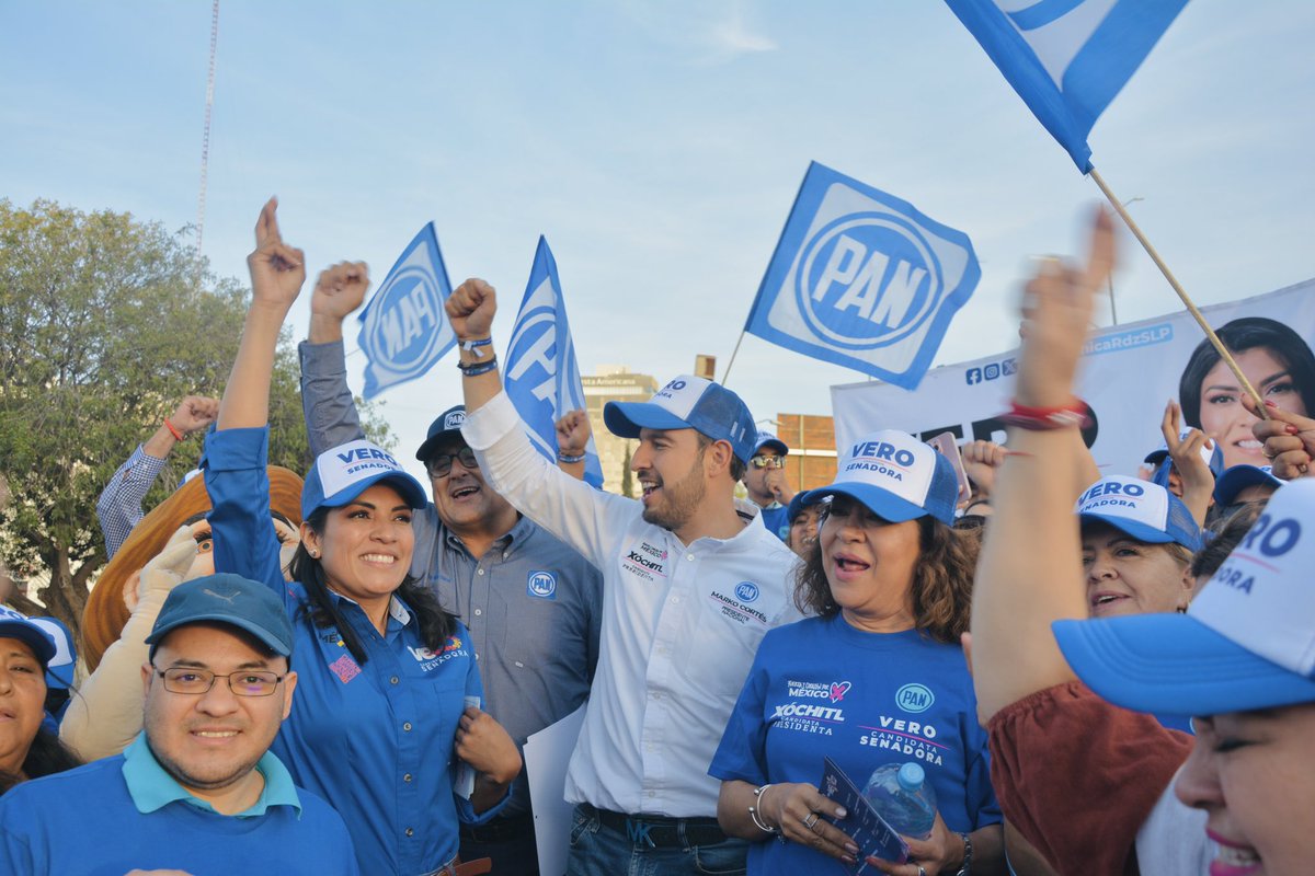 VeroRdzSLP's tweet photo. En las calles de San Luis Potosí ya se sabe que la opción para cambiar México es este equipo ganador encabezado por @XochitlGalvez , ¡muchas gracias presidente @MarkoCortes por venir a respaldar este trabajo de @dazuaraz y de una servidora! 💙🤞 https://t.co/jD7QfHkrFF