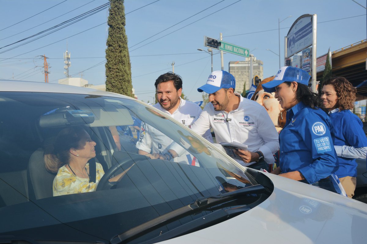 VeroRdzSLP's tweet photo. En las calles de San Luis Potosí ya se sabe que la opción para cambiar México es este equipo ganador encabezado por @XochitlGalvez , ¡muchas gracias presidente @MarkoCortes por venir a respaldar este trabajo de @dazuaraz y de una servidora! 💙🤞 https://t.co/jD7QfHkrFF