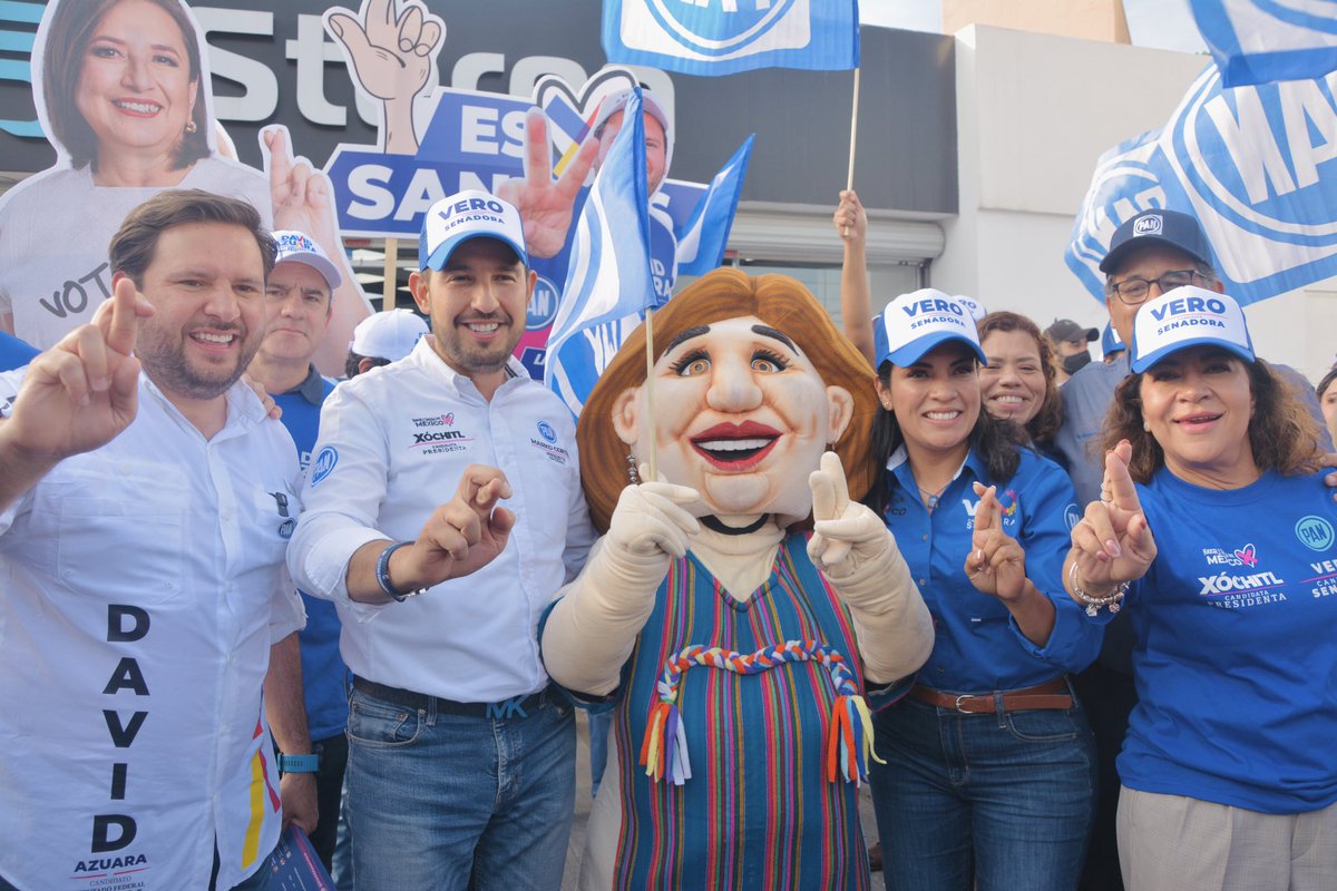 VeroRdzSLP's tweet photo. En las calles de San Luis Potosí ya se sabe que la opción para cambiar México es este equipo ganador encabezado por @XochitlGalvez , ¡muchas gracias presidente @MarkoCortes por venir a respaldar este trabajo de @dazuaraz y de una servidora! 💙🤞 https://t.co/jD7QfHkrFF