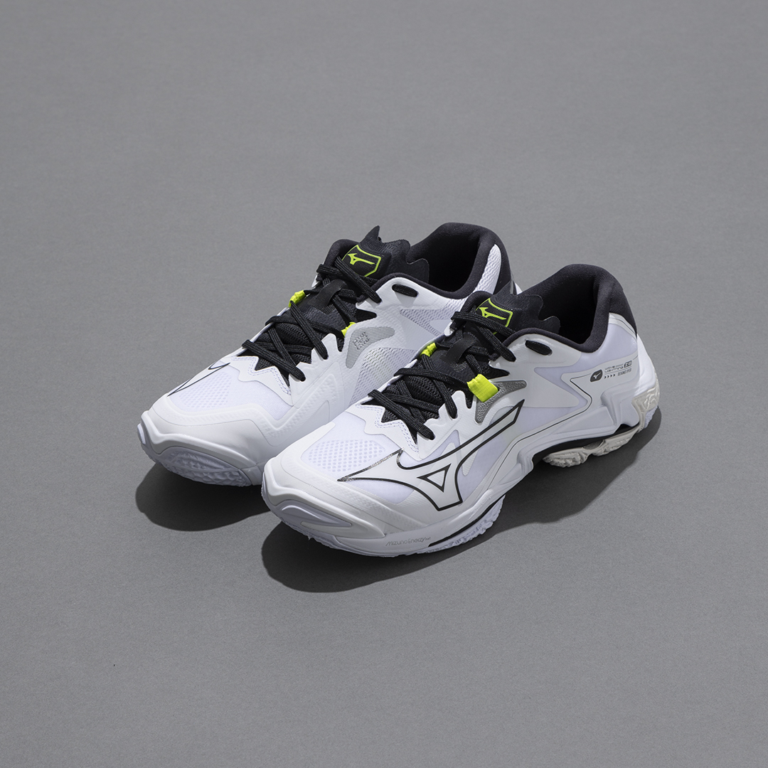 MIZUNO_VOLLEY's tweet photo. より高く跳び、より速く動くための武器にして
超えられなかった壁を打ち破れ。
WAVE LIGHTNING Z8 ⚡
https://t.co/9Yh64OvmSG
#ミズノ #バレーボール #mizuno #WAVELIGHTNINGZ8 #WAVELIGHTNING #ウエーブライトニング https://t.co/UjzK5HaIg9