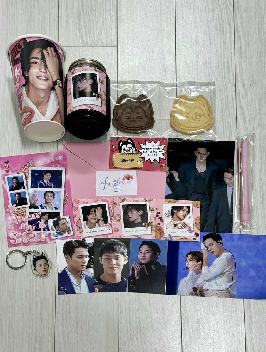 📍Dear My Star - 러비니돌

핑크랑 잘 어울리는 민규를 볼 수 있어서 좋았던 곳✨
럭드에서 키링을 뽑고 싶었지만 실패했고… 대신에 인화 사진을 뽑았댜 근데 사진이 너~~무 맘에 든다😆💗
키링 특전은 가지고 싶었던 고양이 민규 키링 당첨..ෆ

#김민규_나의별에게
#민규야봄이왔어_너와함께