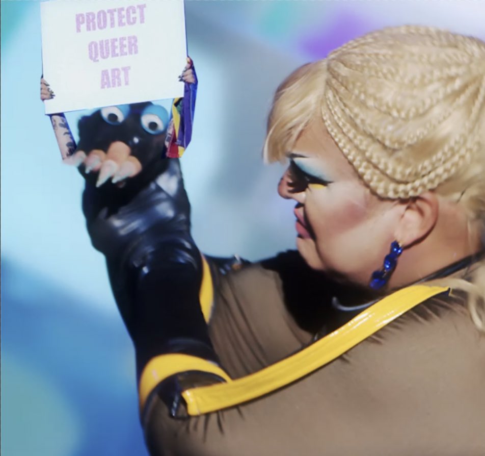 joeynolfi's tweet photo. What you didn’t see is Megami’s tiny hand puppet also had tiny hands holding up a sign

#DragRace https://t.co/jfueho2j3T