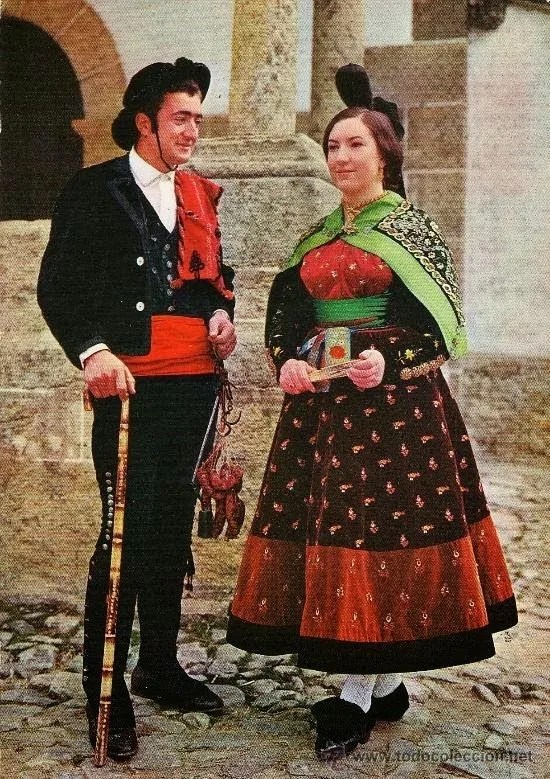 Chuqaro's tweet photo. Contrario al imaginario popular, la moda hegemónica en los Andes actuales no es estrictamente de origen ancestral, sino que es de origen serrano, de España, y se impone en gran medida en la década de 1780 como consecuencia de la rebelión de los Túpac Amaru y Katari, sobreviviendo https://t.co/8AaVQXHFbZ