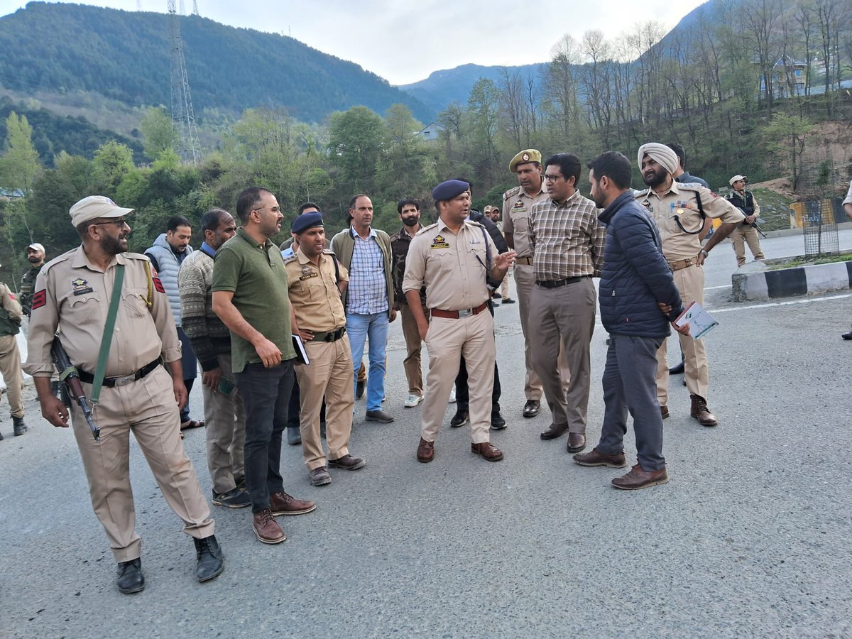 Ensuring smooth & fair elections in AC-55 Banihal! DC Ramban Baseer-Ul-Haq Chaudhary oversees AMF for Poll Parties & Security Personals; inspects Strong Room & Control Room. Directives issued for foolproof security & streamlined processes. #ElectionPreparation #FairElections…