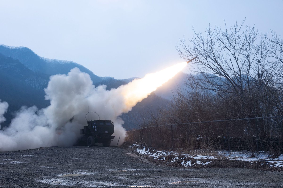 🇺🇸–🇰🇷 #ICYMI: @PacificMarines with @3d_Marine_Div conducted a High Mobility Artillery Rocket System live-fire exercise Mar. 27, during #WarriorShield24, strengthening interoperability of the #Alliance to preserve a #FreeAndOpenIndoPacific. 📍 #SouthKorea 📸 Cpl Davin Tenbusch