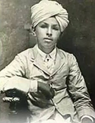 Did you know? 12 year old Bhagat Singh visited #JallianwalaBagh on the next day of the massacre, collected blood soaked soil, kept it at his home and vowed to take revenge.