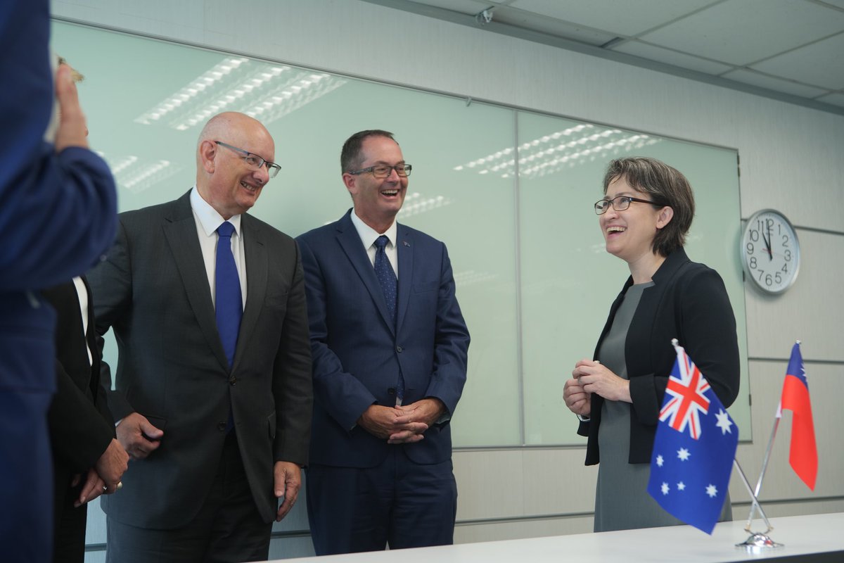 VP-elect @bikhim met with a cross-party #Australian parliamentary delegation led by @ShayneNeumannMP & @AndrewWallaceMP. Their visit strengthens #Taiwan🇹🇼-#Australian🇦🇺 ties, we are grateful for their support for Taiwan's democracy & look forward to deeper cooperation.