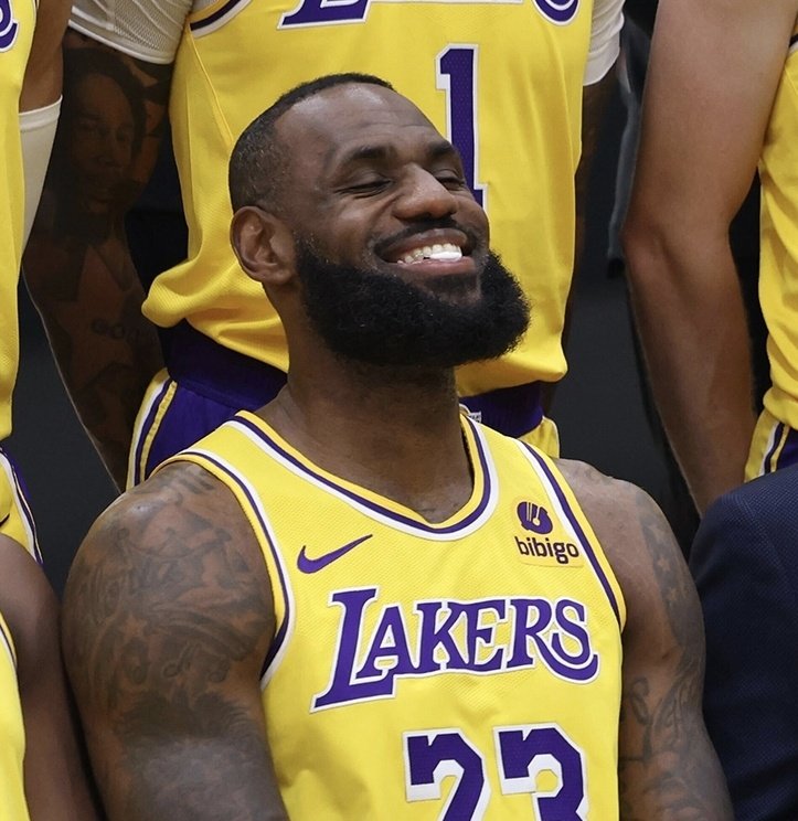 LeBron has now officially averaged  25+ppg for 20 straight seasons.

Jordan and Kobe have 12 total each