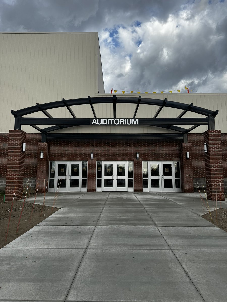 Tonight was such a fun night watching the NPHS Theatre Department’s production of “Airness” . It was a ton of fun and had no clue what the script entailed; IT WAS SO CREATIVE AND FUNNY! Two shows left !!! Also got to enter the new part of the building! <a href="/CClaytonNPHS/">CarolineClayton</a> #newpalproud