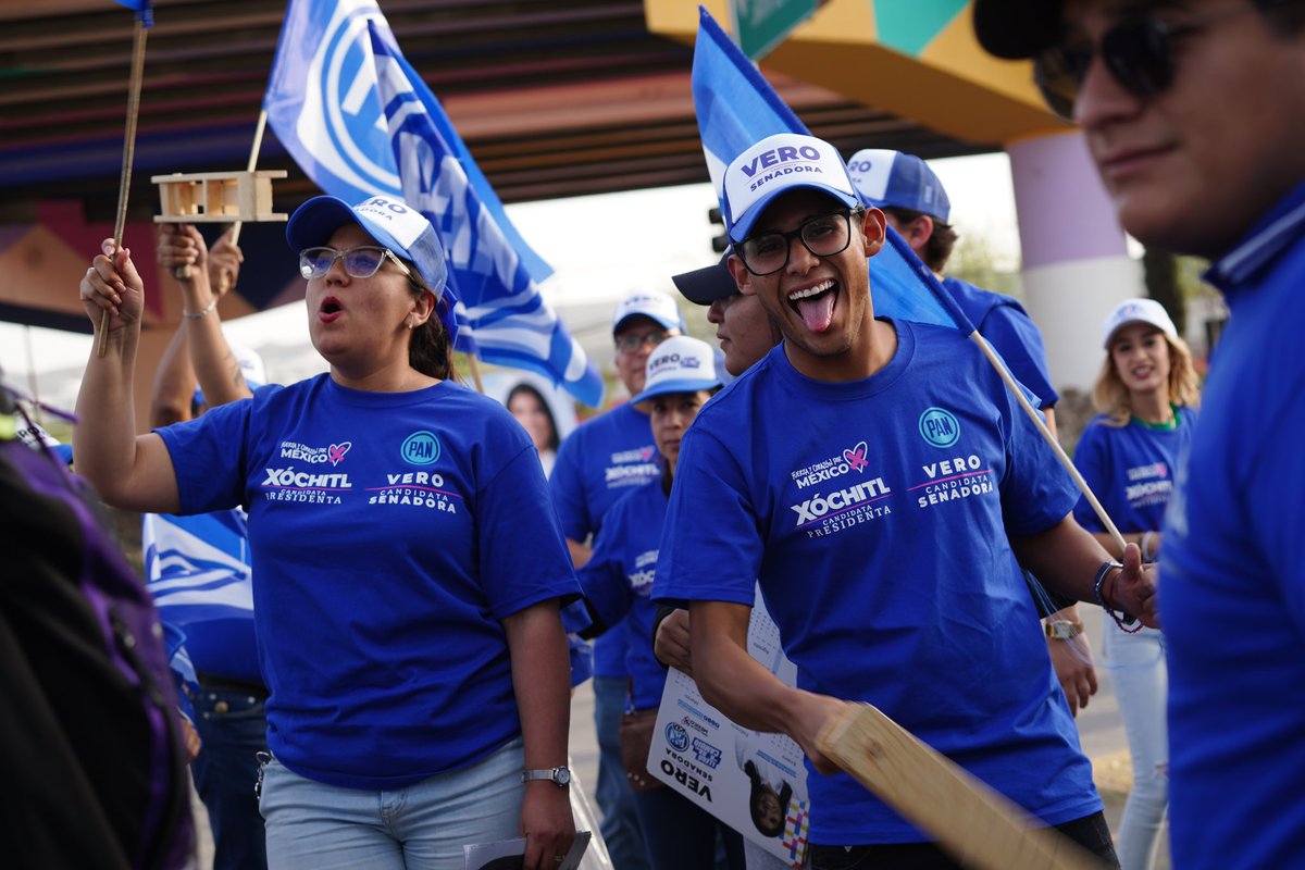 AccionNacional's tweet photo. ¡Vamos a pintar todo #SanLuisPotosí de azul!

¡Vamos a regresar la esperanza a las familias, tener buenos representantes en el Congreso y cuidar los buenos gobiernos en los municipios!

¡Vamos con todo con @VeronicaRdzSLP y @DavidAzuaraSLP! https://t.co/K2VkDhp3EN