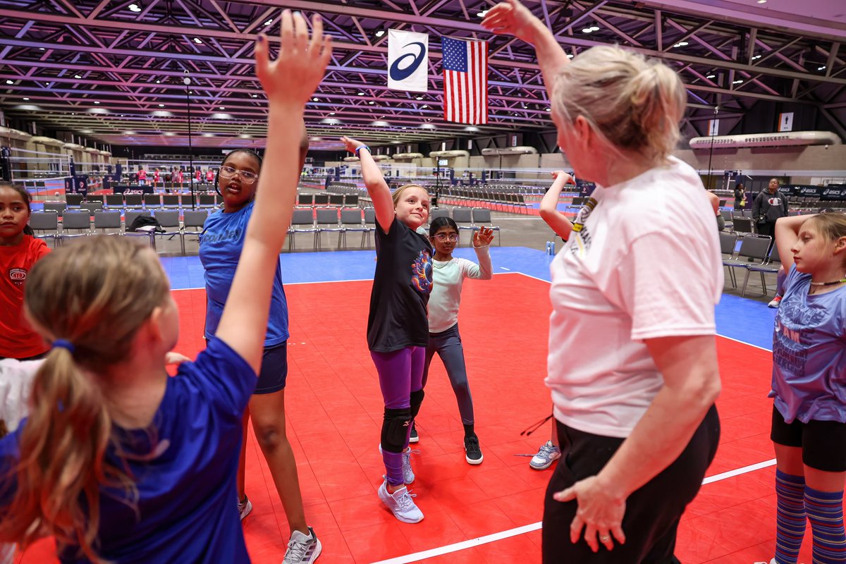 kcprovolleyball's tweet photo. President Lori Thomas at the HOA and USA volleyball clinic last night📸

#KCProVolleyball https://t.co/i2OyFGhLH0