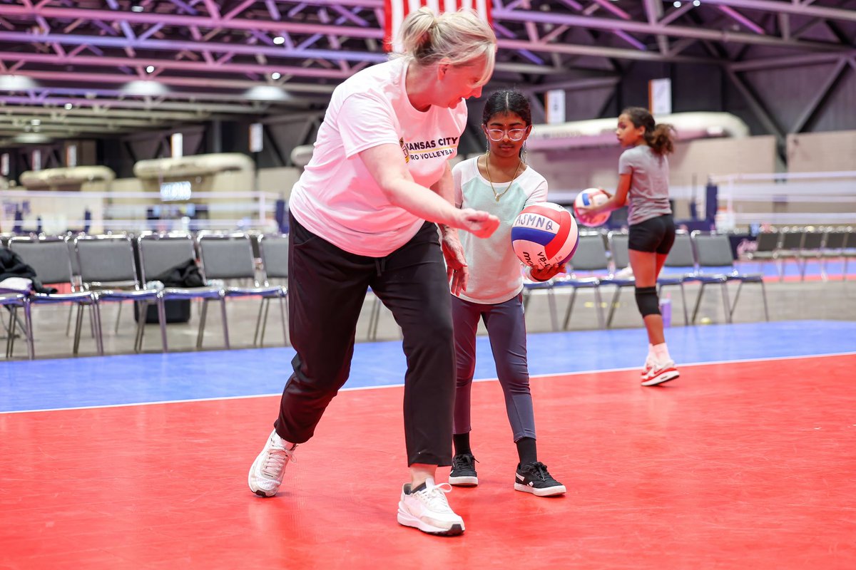 kcprovolleyball's tweet photo. President Lori Thomas at the HOA and USA volleyball clinic last night📸

#KCProVolleyball https://t.co/i2OyFGhLH0