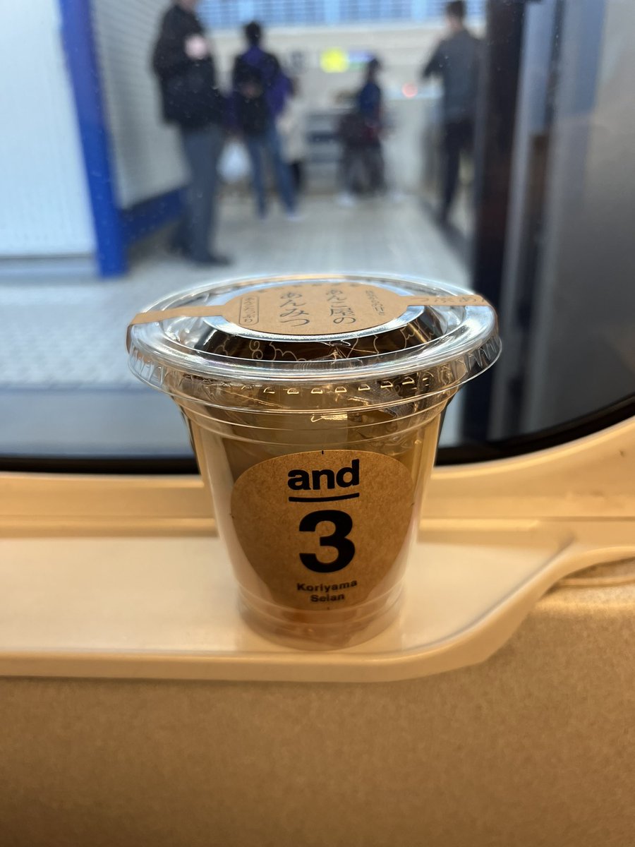 tz26's tweet photo. 東京駅で地元友だちの実家の製餡会社が作っているあんみつを見かけ、思わずゲット。

朝からあんこ食べて大阪に向かってます！

今日はイーコマース事業協会の周年イベントです。全国ネットショップグランプリの発表もあります！

#イーコマース事業協会 #EBS #佐藤製餡 https://t.co/XOFKm1yqTu