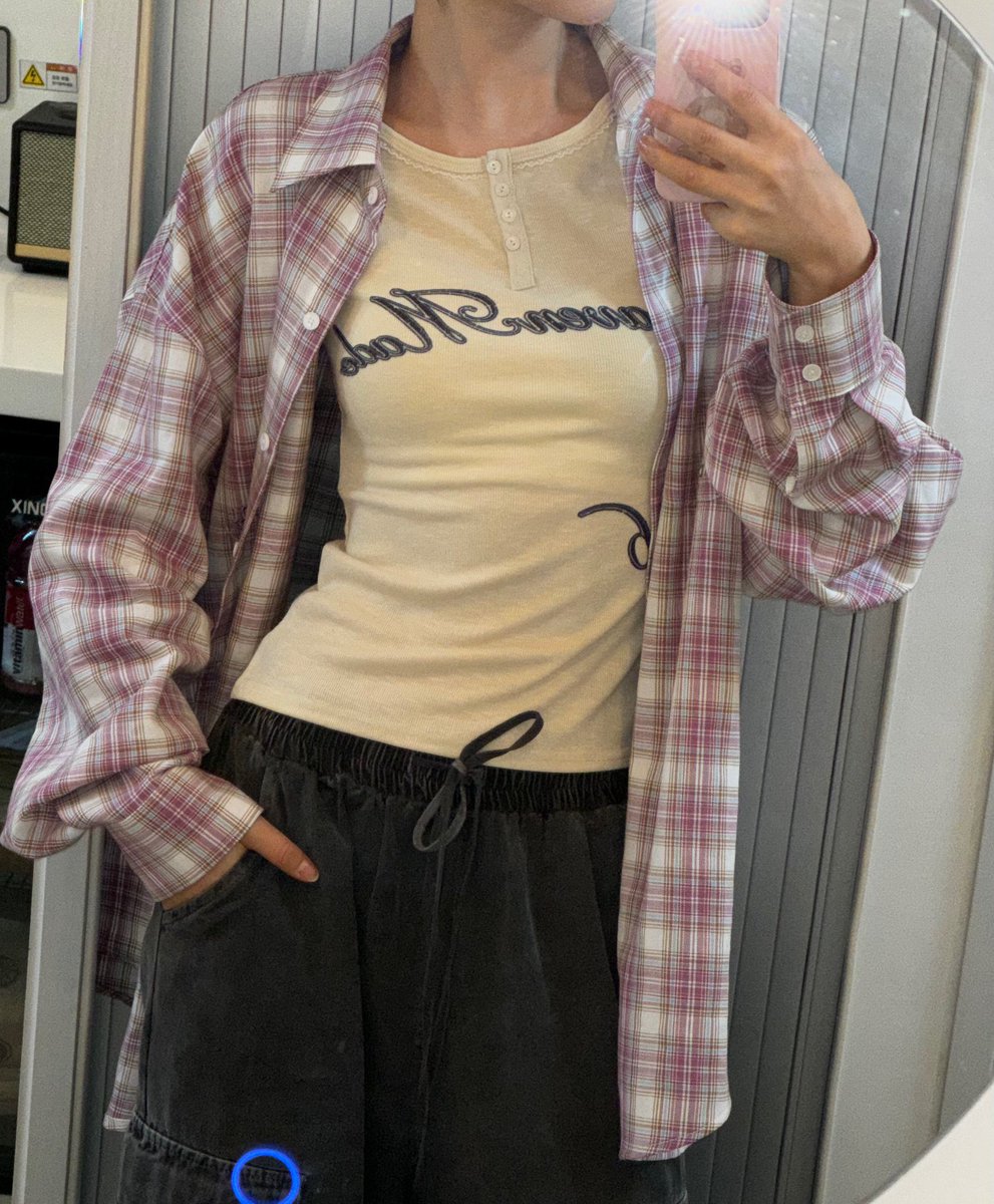 240413 ౨ৎ Phoning ( dani is wearing the items that hyein and minji gifted to her ) overcheck shirt 𝜗𝜚 setup-exe.com/product/51-5%E… t-shirt 𝜗𝜚 sculptorpage.com/product/detail… pants 𝜗𝜚 musinsa.com/app/goods/3960… #DANIELLE #다니엘 #NewJeans #뉴진스