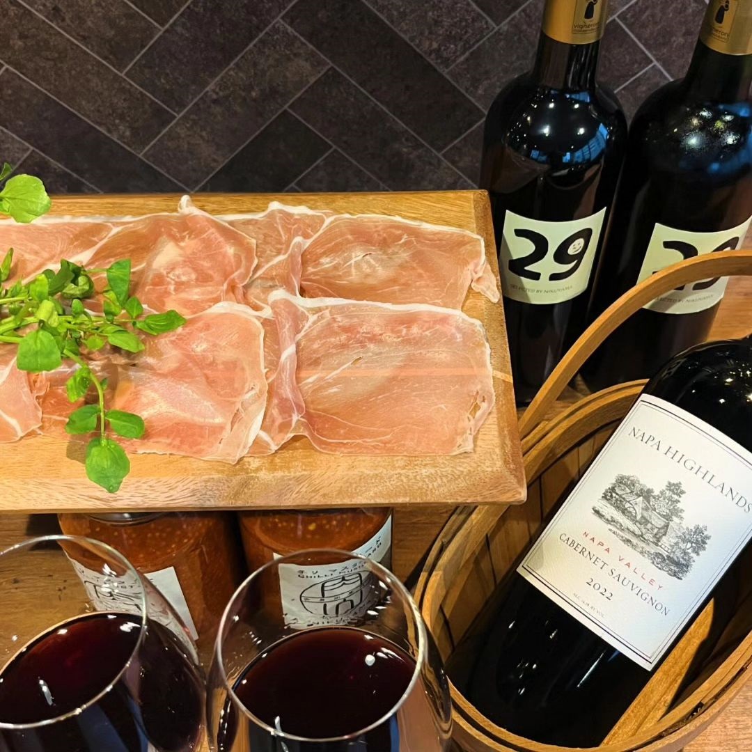 nikuyamatoyama's tweet photo. 『おいしいワインを飲もう🍷』
キャンペーン開催中‼️

『肉山』の赤身肉に合う赤ワインをご用意しています😊

アメリカカリフォルニアナパワイン🇺🇸
『肉専用』黒ワイン
イタリアトスカーナワイン🇮🇹
など

今ならボトルワイン🍷ご注文で
生ハムをプレゼント🎁

期間は4/29(月)まで😌 https://t.co/Dv55R3ZDnN