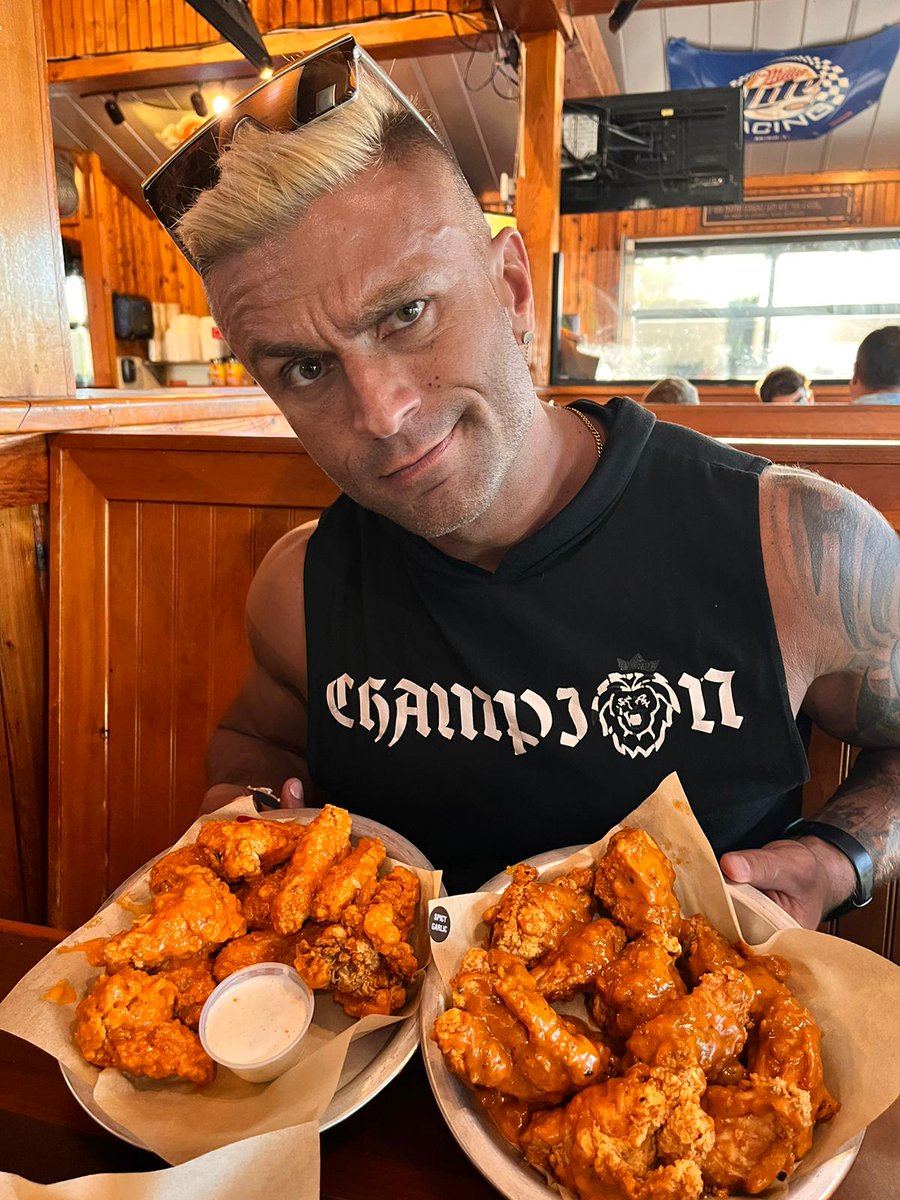 Name one single problem in the world that can't be solved with @Hooters chicken wings. I'll wait... 🍗😋😎 #flexfriday #thatdude #jamiestanley #americasjawline #prowrestling #prowrestler #workout #fitness #bodybuilding #bodybuilder #cheatmeal #cheatday #hooters #chickenwings