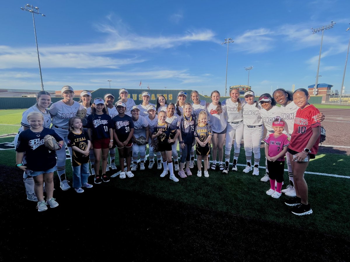 CyRanchSoftball's tweet photo. Huge thank you for all of the young ladies who showed up for Future Mustang Night! We enjoyed meeting you and loved hearing your cheers! https://t.co/5BO9nVmcob