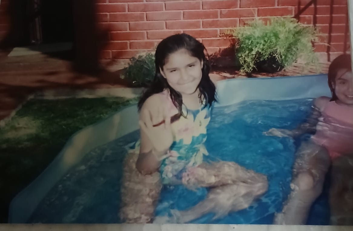 La prima hermana de mi mamá le mandó estas fotos noventeras. Veranos enteros en la típica piscina.