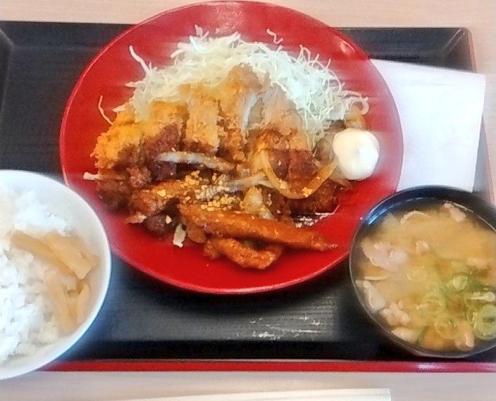 トンテキ×チキンカツの合い盛り
定食
ニンニク醤油ソース
美味しかった😆💕
#ランチ　#昼御飯