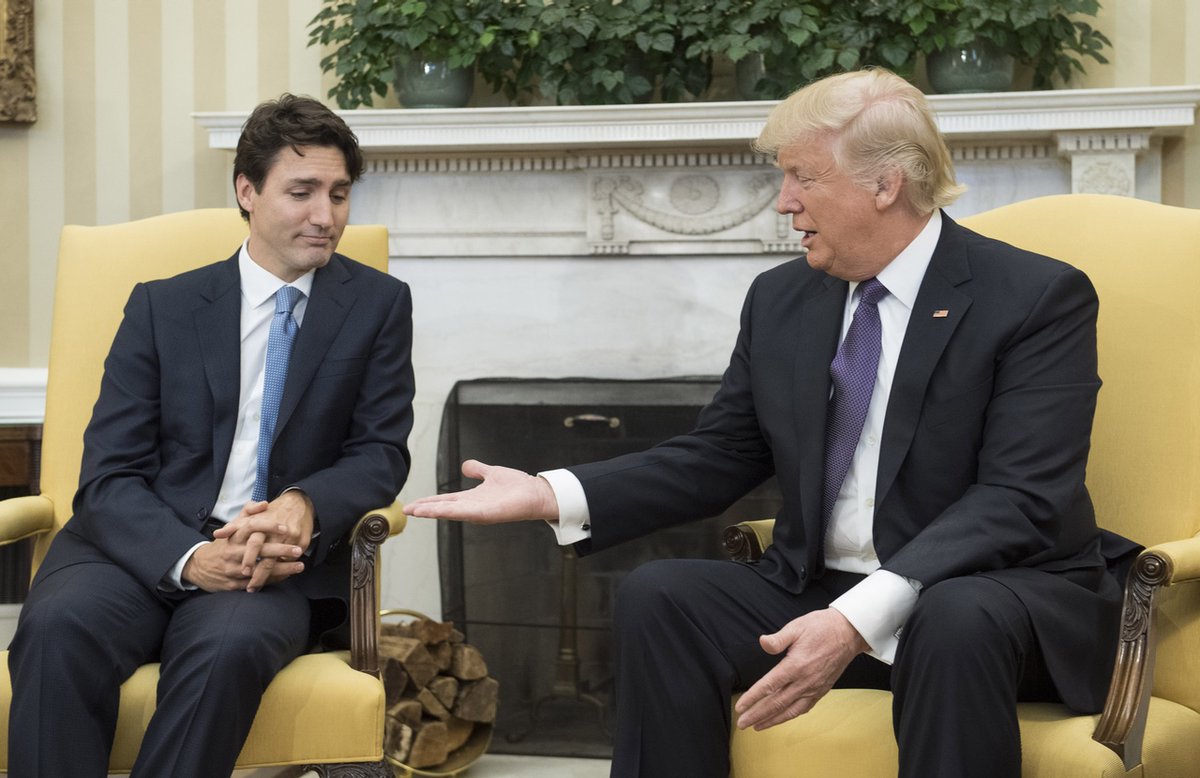皆さん、お忘れだろうから。「もしトラ」なんて言うけど。選挙前にヒラリー氏と会談。予想外のトランプ当選で慌てて米国訪問。トランプ大統領に掌の関節を圧迫さされる握手で悲鳴を上げそうになる安倍首相。用心深いトルドーカナダ首相。こんなこともありました。
