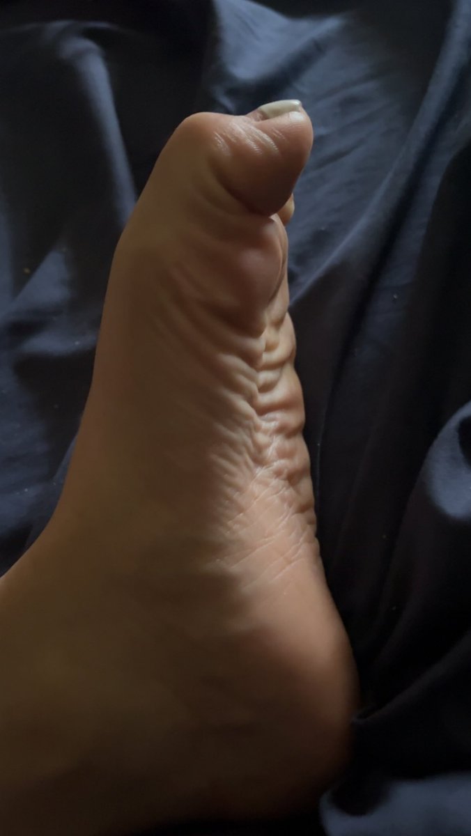 Urfetish02's tweet photo. Side view #scrunches #footsoles https://t.co/kK28m7Nv0s