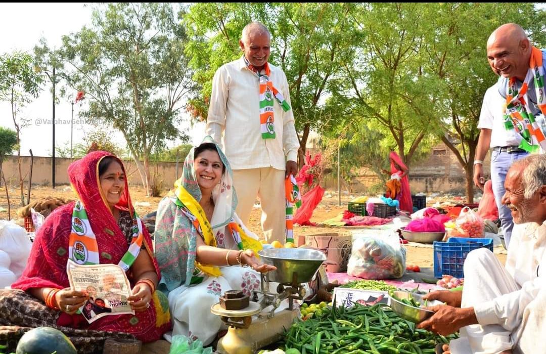 KUMERSI09686901's tweet photo. “मैं बैंगन बेचने थोड़े ही आया हूँ, मैं सब्जी बेचने थोड़े ही आया हूँ…..”
याद है आपको!
वोट के लिए अब वैभव की पत्नी सब्जी  बेच रही है....!
@ashokgehlot51 @VaibhavGehlot80 https://t.co/qCXT8enFf6