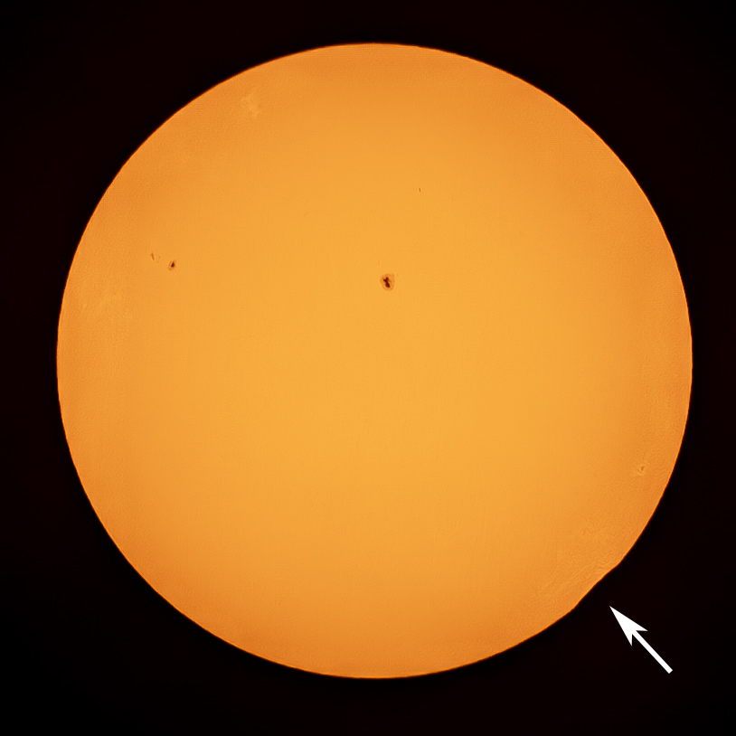 AmeetRKini's tweet image. First contact!

Look closely and you can see a miniscule notch at the lower right, as the moon begins its apparent march across the sun&apos;s surface.

Just the tiniest hint of the awe-inspiring sight of totality to follow just 75 minutes later!

#Eclipse2024 #SolarEclipse2024