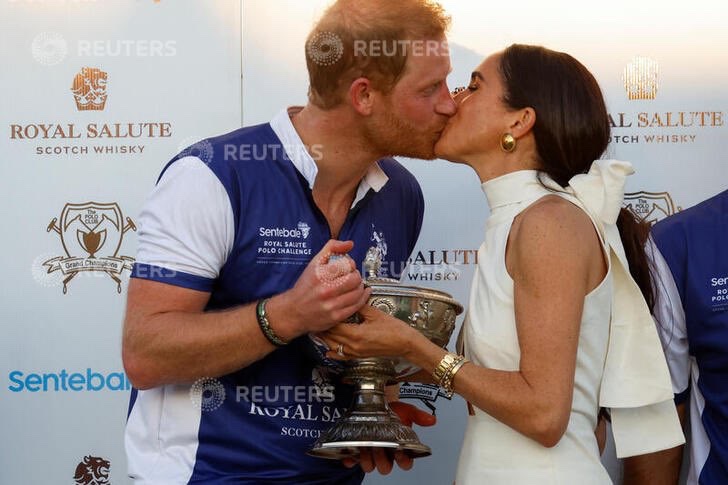 MauvCoui's tweet image. The #ItFactor cannot be bought 

Either you have it or you don’t 

#HarryandMeghanPoloKiss

#HMPoloRitual

Harry is a teaser