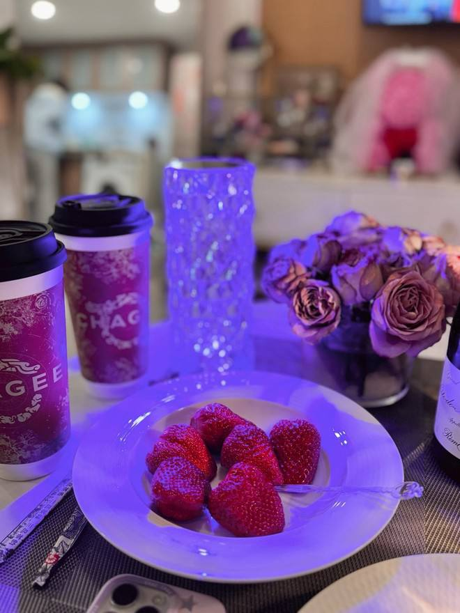 Beautiful ladies are having dinner together!