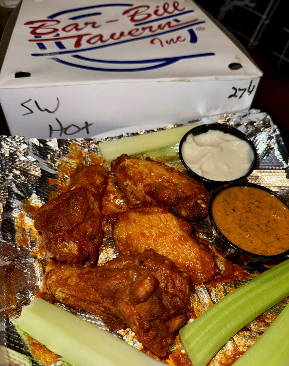 AnnaNoelleDua's tweet photo. And this right here is why Buffalo is one of my favourite cities, when I tell y’all I have dreams about these wings I’m not lying 🤤 https://t.co/AOUVtXrI5T