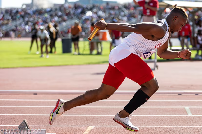Highlights from area-round track meets 🏃‍♂️🏃‍♀️🏃⬇️ -Basketball star Jacy Abii wins shot put title -Duncanville dominates -Injury to Flower Mound phenom Samantha Humphries -Coppell and Melissa standouts shine in the 100 More: dallasnews.com/high-school-sp… @DMNGregRiddle