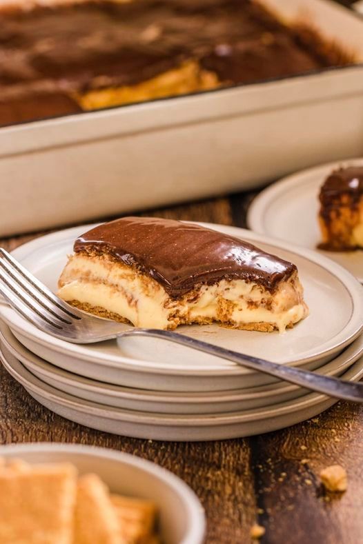 Sneak peek at new pictures for my NO BAKE Chocolate Eclair Cake!! Stay tuned for more 🤤 thecookinchicks.com/chocolate-ecla… Get more great recipes from The Cookin' Chicks